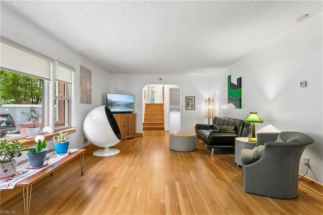 319 Mistletoe DR, Newport News, VA 23606