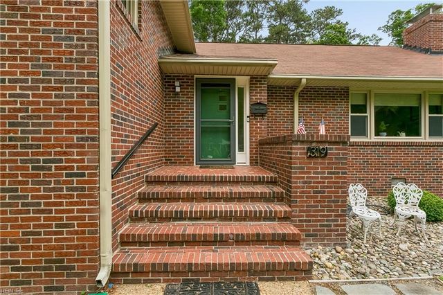319 Mistletoe DR, Newport News, VA 23606