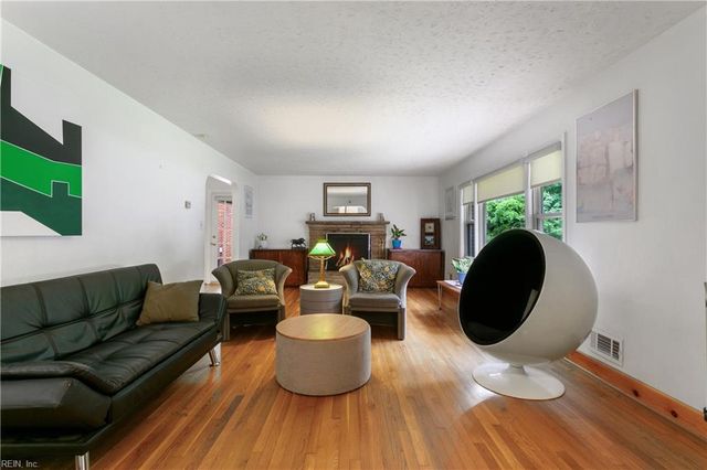 319 Mistletoe DR, Newport News, VA 23606