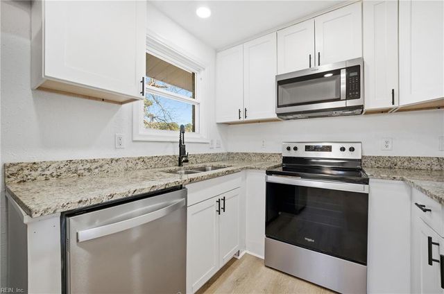 1517 Ekstine DR, Portsmouth, VA 23701