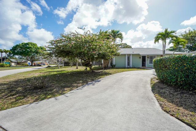 120 Swan Parkway W, Royal Palm Beach, FL 33411