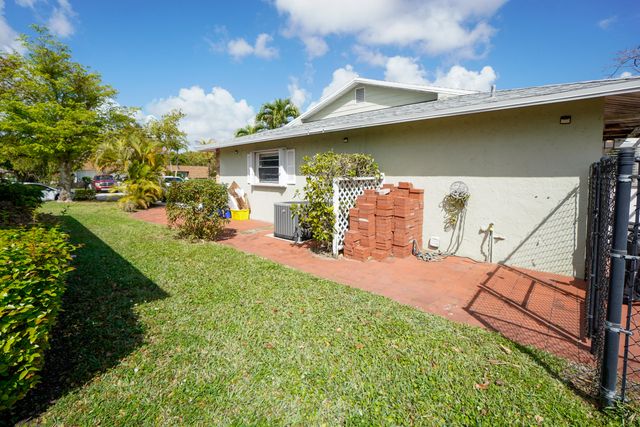 120 Swan Parkway W, Royal Palm Beach, FL 33411