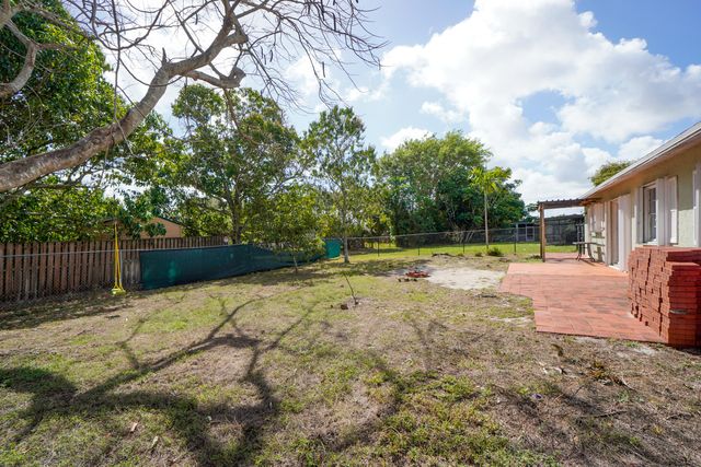 120 Swan Parkway W, Royal Palm Beach, FL 33411