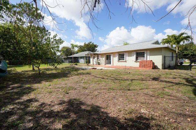 120 Swan Parkway W, Royal Palm Beach, FL 33411