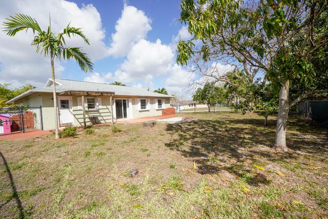 120 Swan Parkway W, Royal Palm Beach, FL 33411