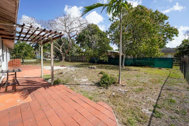 120 Swan Parkway W, Royal Palm Beach, FL 33411
