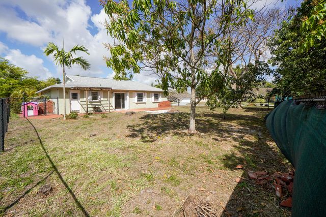 120 Swan Parkway W, Royal Palm Beach, FL 33411