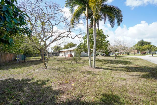 120 Swan Parkway W, Royal Palm Beach, FL 33411
