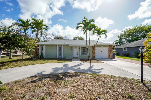 120 Swan Parkway W, Royal Palm Beach, FL 33411