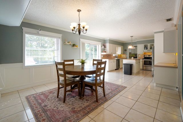 120 Swan Parkway W, Royal Palm Beach, FL 33411