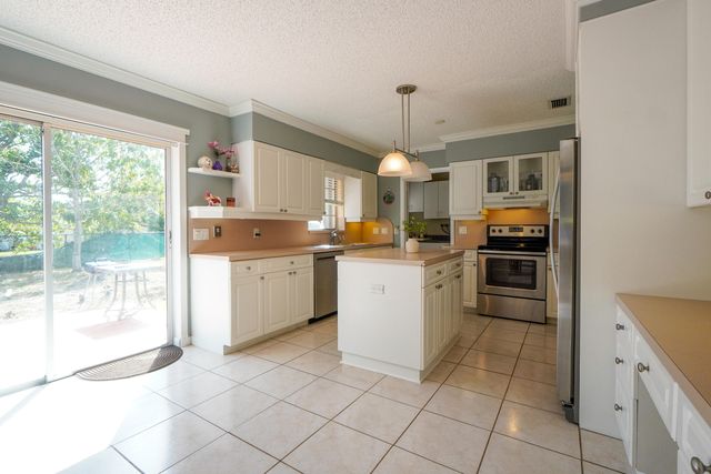 120 Swan Parkway W, Royal Palm Beach, FL 33411