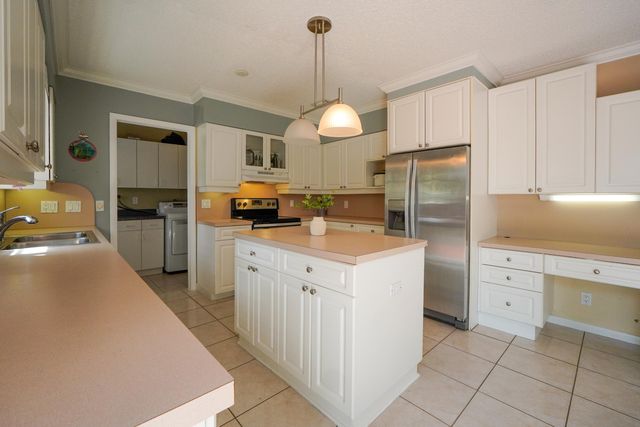 120 Swan Parkway W, Royal Palm Beach, FL 33411