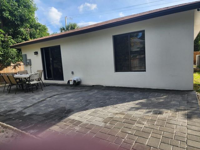 413 SW 10th St, Delray Beach, FL 33444