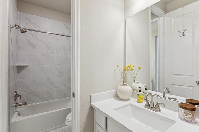 925 Goose Creek Street, Webster, TX 77598