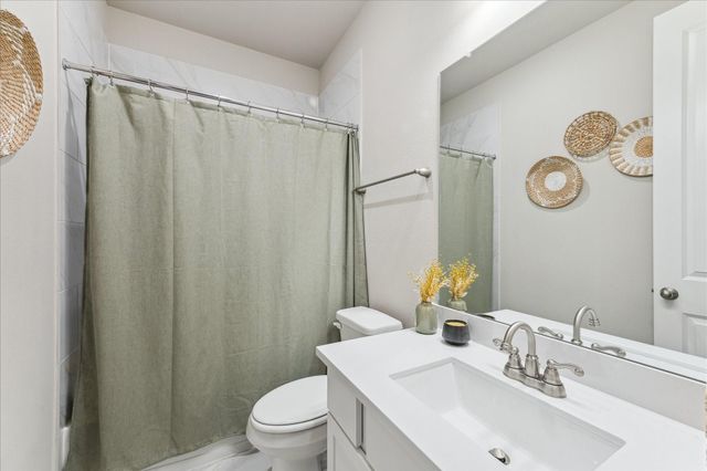 925 Goose Creek Street, Webster, TX 77598