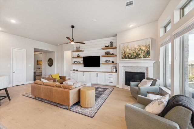 925 Goose Creek Street, Webster, TX 77598