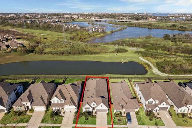 925 Goose Creek Street, Webster, TX 77598