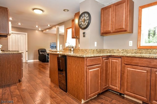 25 Morlot Ave, Fair Lawn Boro, NJ 07410