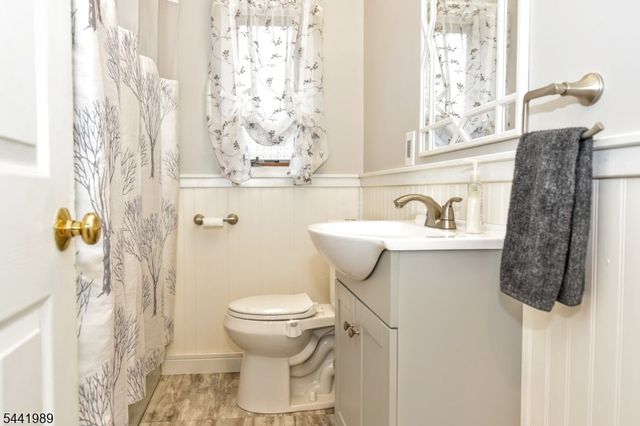 25 Morlot Ave, Fair Lawn Boro, NJ 07410