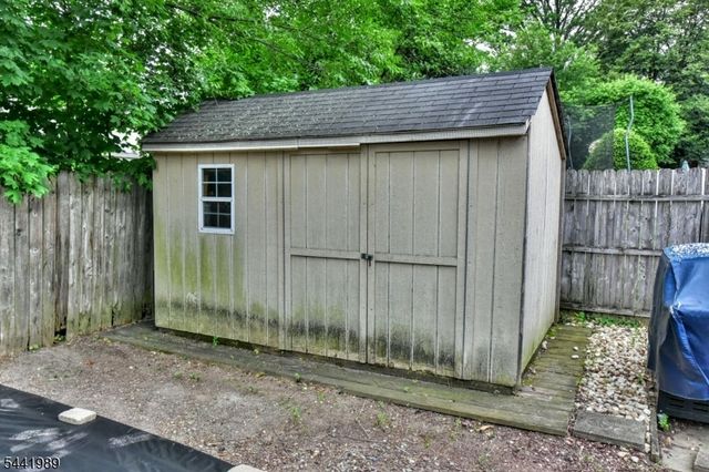25 Morlot Ave, Fair Lawn Boro, NJ 07410