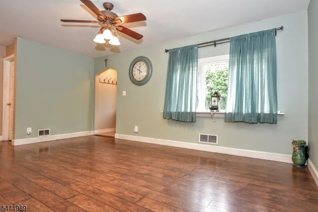 25 Morlot Ave, Fair Lawn Boro, NJ 07410