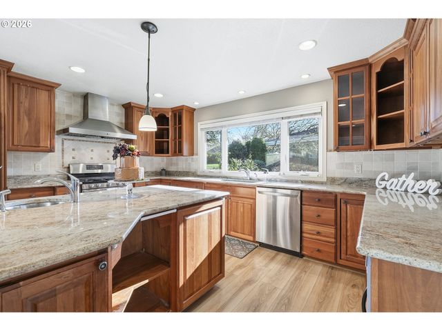 32565 Sw LAKE POINT Ct, Wilsonville, OR 97070