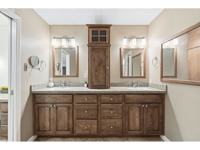 32565 Sw LAKE POINT Ct, Wilsonville, OR 97070