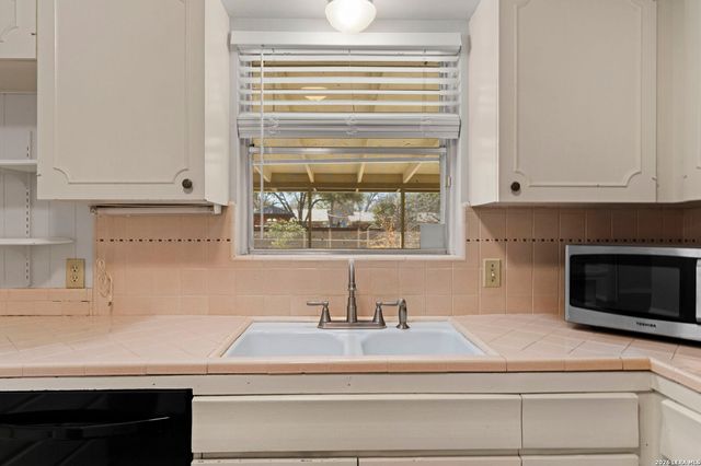 11114 Dreamland Dr, San Antonio, TX 78230