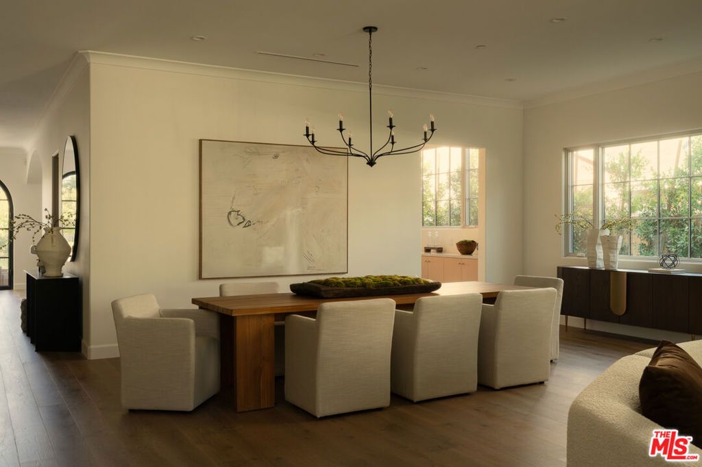 Image 10 of property listing at 23236 Hatteras Street, Woodland Hills, CA 91367