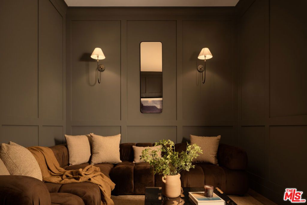 Image 12 of property listing at 23236 Hatteras Street, Woodland Hills, CA 91367