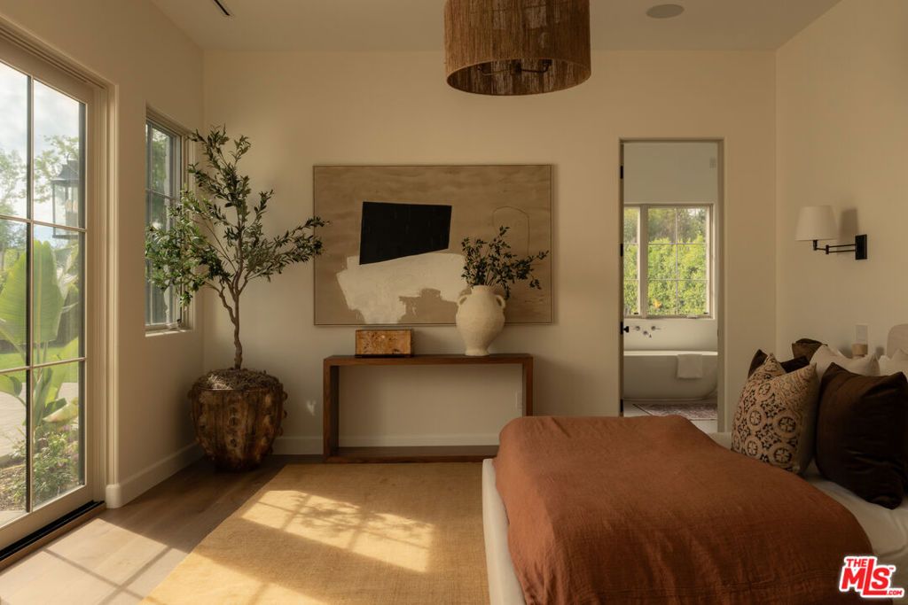 Image 15 of property listing at 23236 Hatteras Street, Woodland Hills, CA 91367