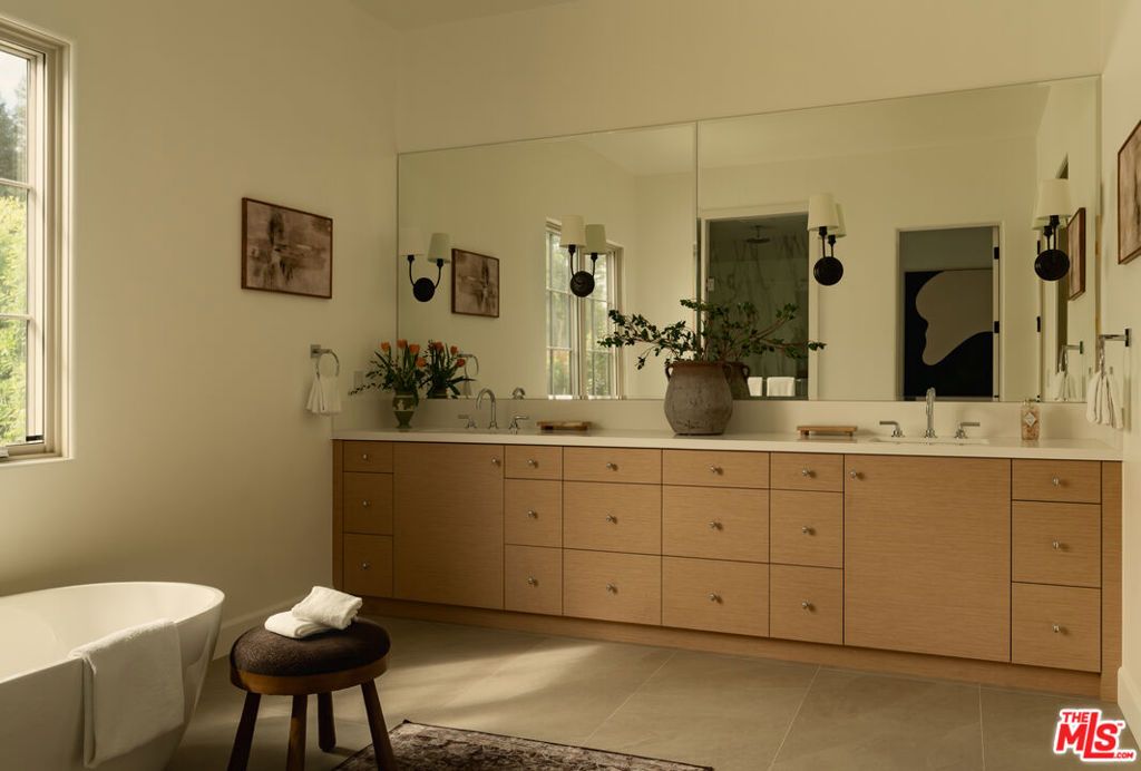 Image 19 of property listing at 23236 Hatteras Street, Woodland Hills, CA 91367