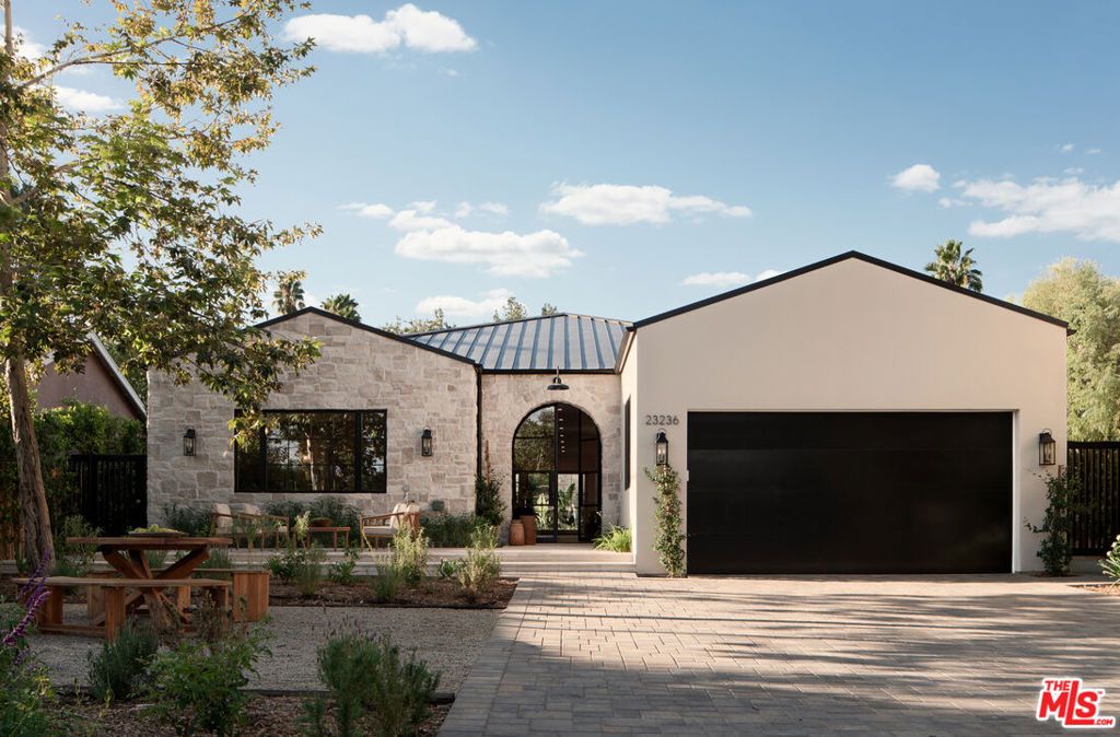 Image 2 of property listing at 23236 Hatteras Street, Woodland Hills, CA 91367