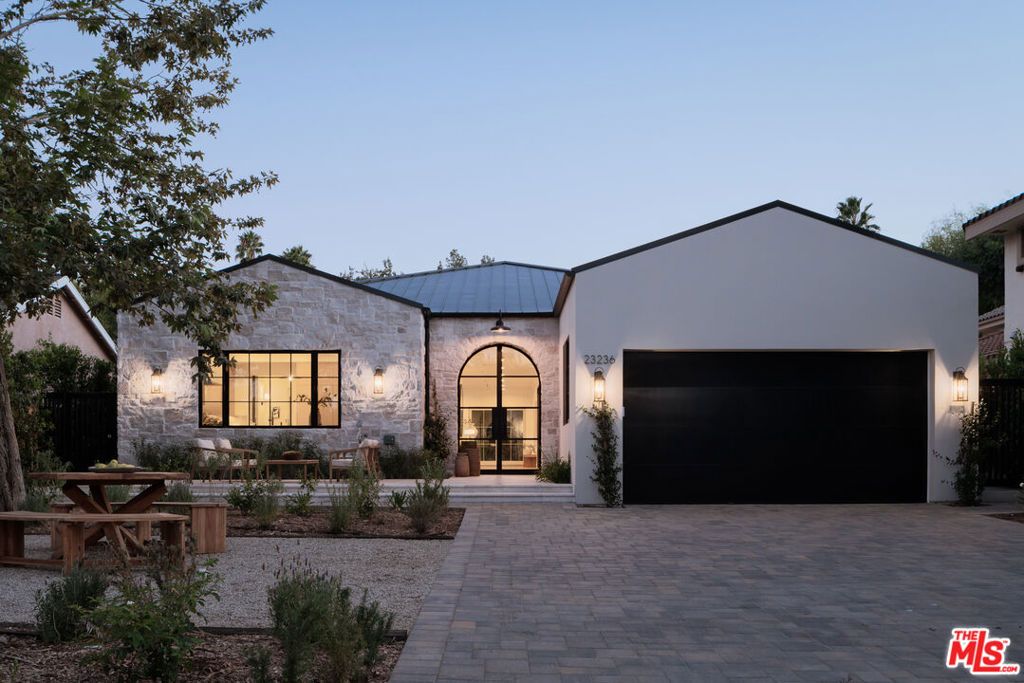 Image 28 of property listing at 23236 Hatteras Street, Woodland Hills, CA 91367