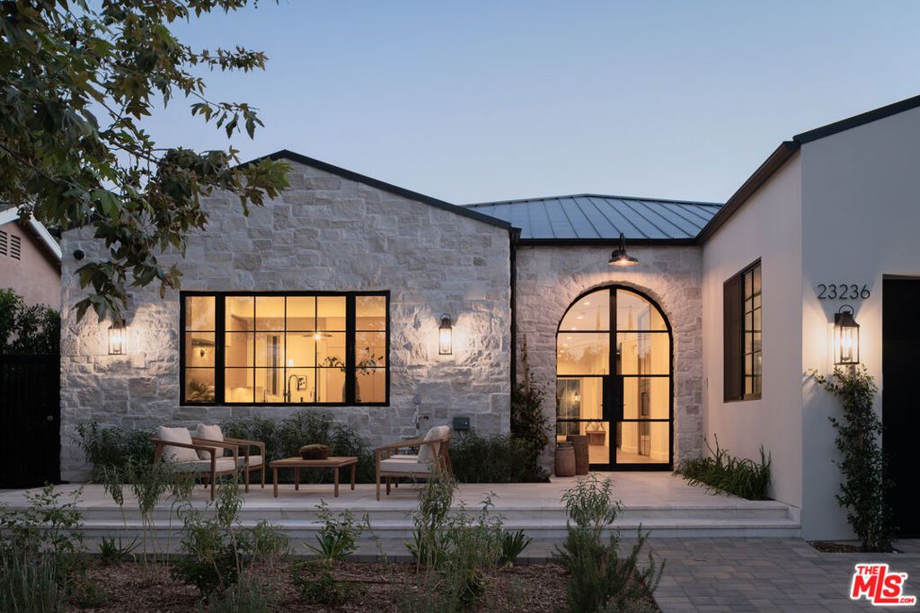 Image 3 of property listing at 23236 Hatteras Street, Woodland Hills, CA 91367