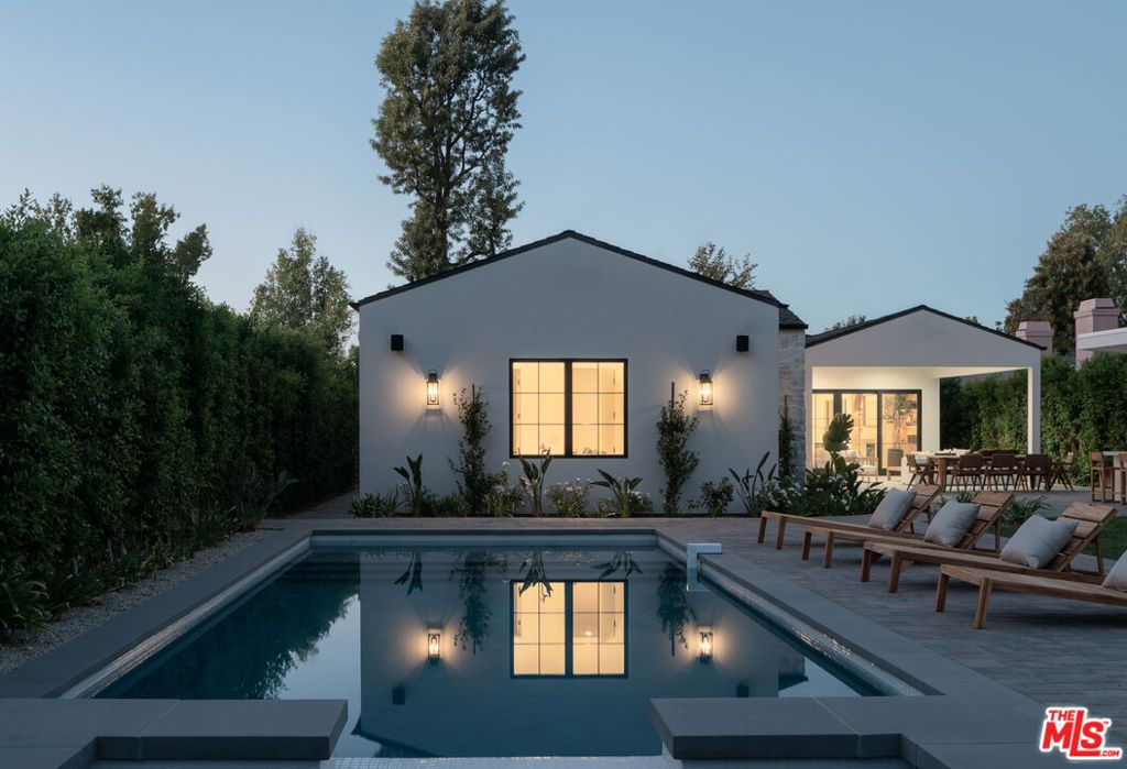 Image 4 of property listing at 23236 Hatteras Street, Woodland Hills, CA 91367