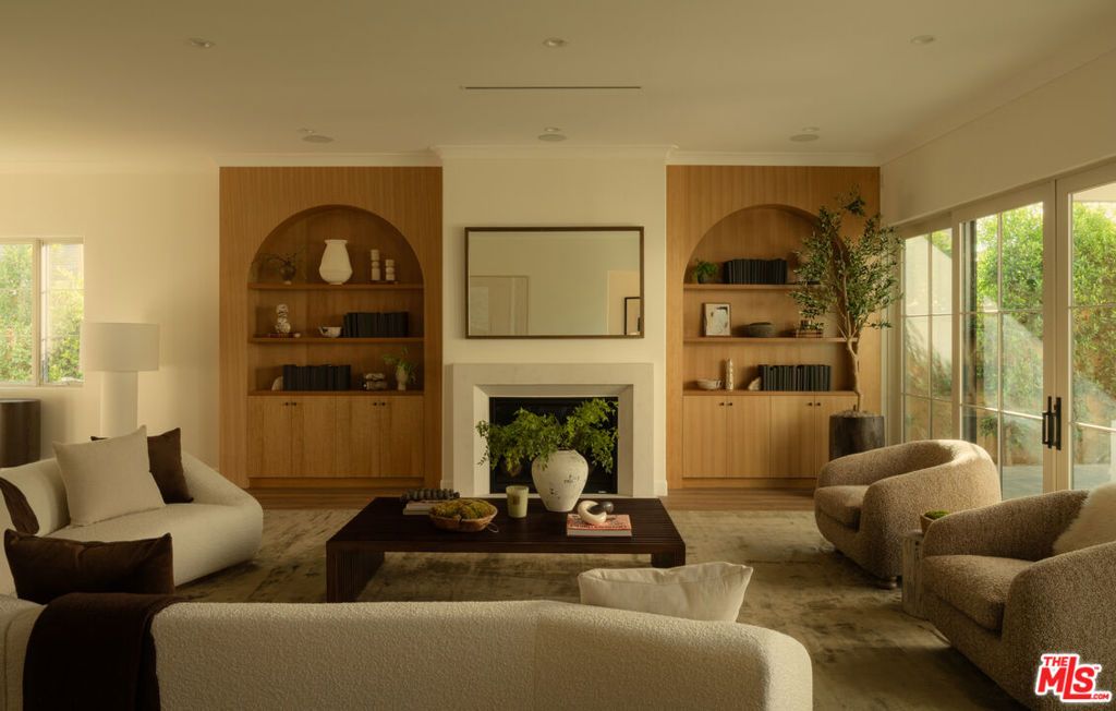 Image 5 of property listing at 23236 Hatteras Street, Woodland Hills, CA 91367