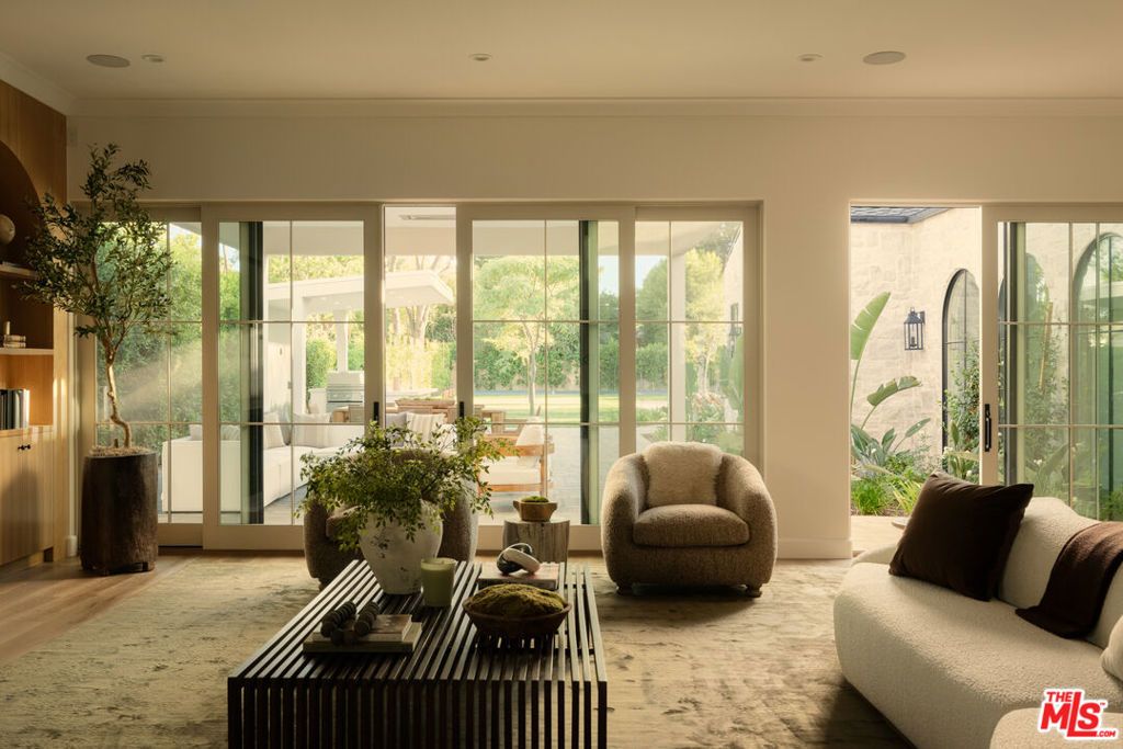 Image 6 of property listing at 23236 Hatteras Street, Woodland Hills, CA 91367