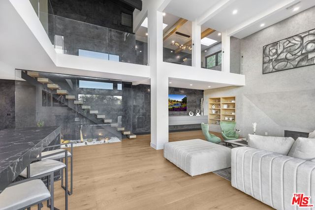 7317 Caverna Drive, Los Angeles, CA 90068