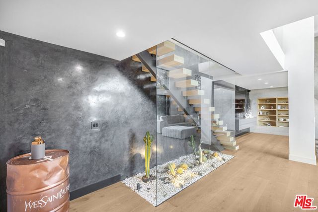 7317 Caverna Drive, Los Angeles, CA 90068