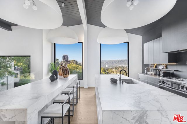 7317 Caverna Drive, Los Angeles, CA 90068