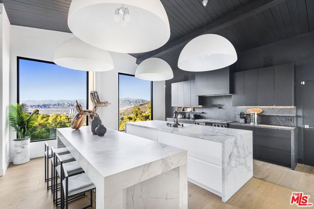 7317 Caverna Drive, Los Angeles, CA 90068