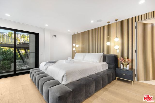 7317 Caverna Drive, Los Angeles, CA 90068