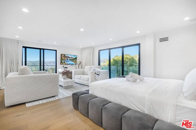7317 Caverna Drive, Los Angeles, CA 90068
