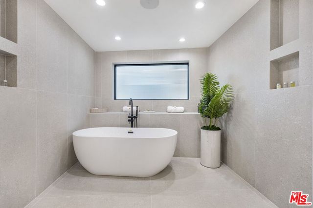 7317 Caverna Drive, Los Angeles, CA 90068