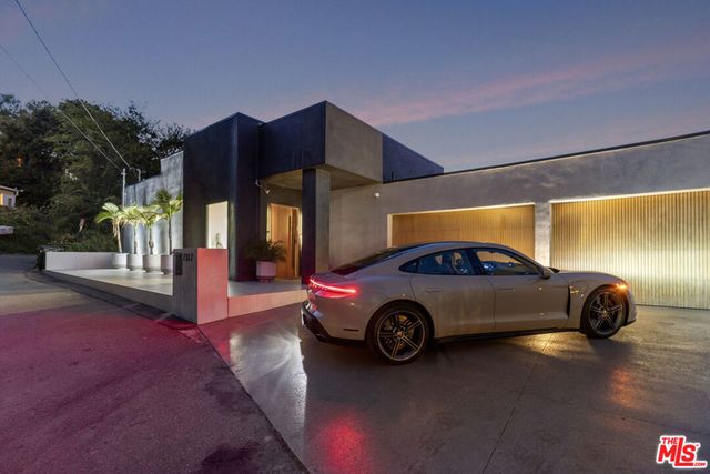 7317 Caverna Drive, Los Angeles, CA 90068