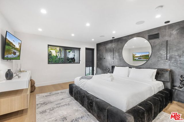 7317 Caverna Drive, Los Angeles, CA 90068