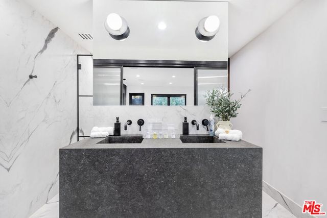 7317 Caverna Drive, Los Angeles, CA 90068