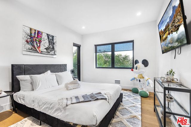 7317 Caverna Drive, Los Angeles, CA 90068