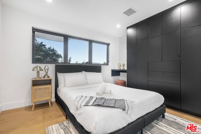 7317 Caverna Drive, Los Angeles, CA 90068